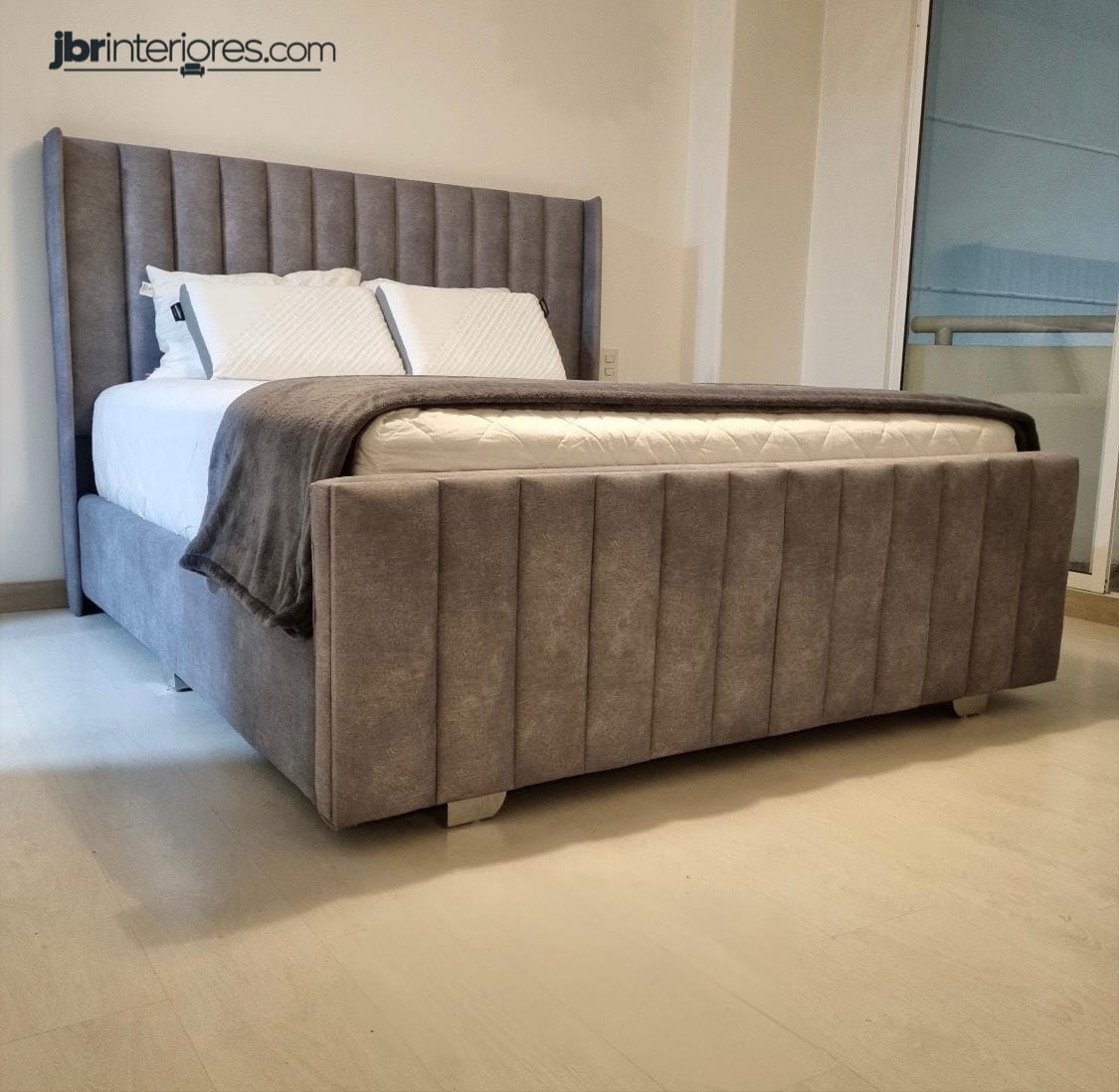 Cama Ligne de Lujo con Paneles Verticales