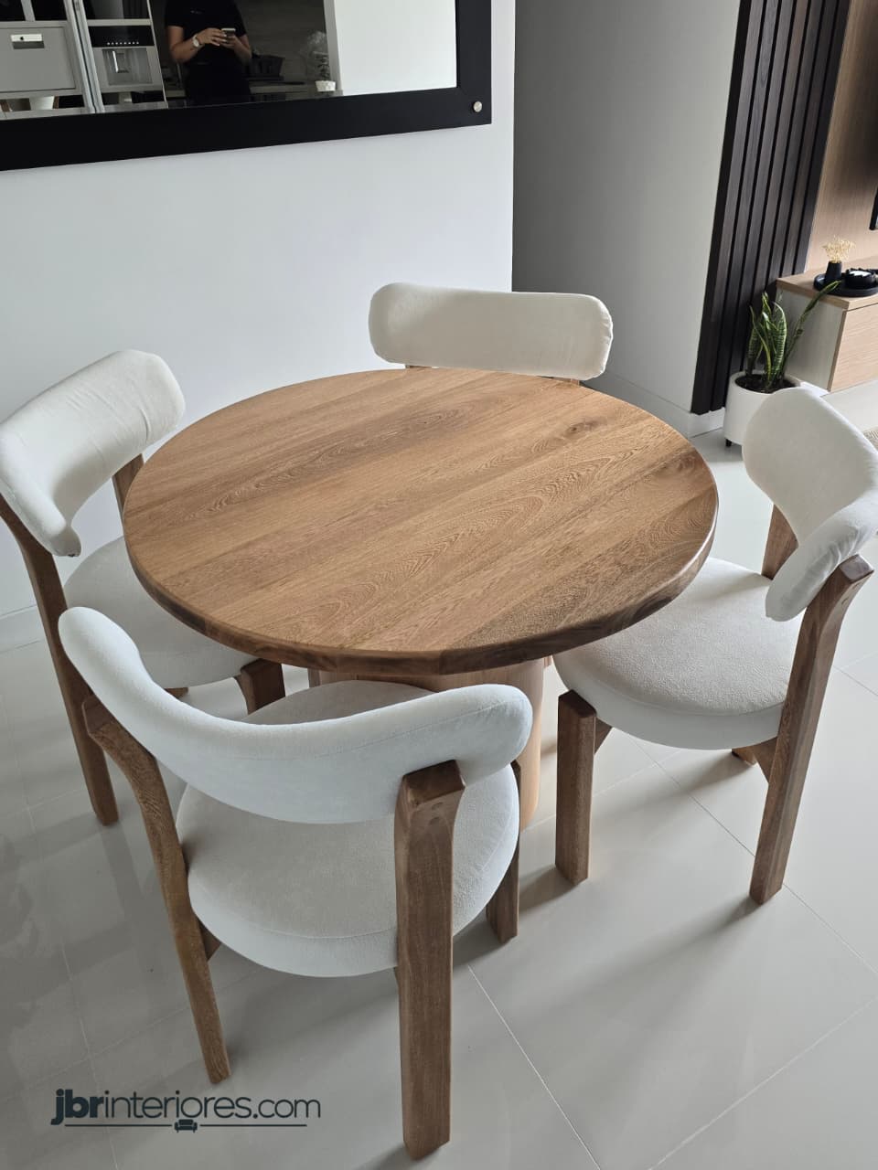 Comedor Redondo Encuentro JBR en Roble – Minimalista de 4 Puestos.⠋