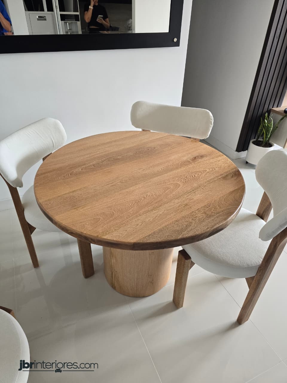 Comedor Redondo Encuentro JBR en Roble – Minimalista de 4 Puestos.⠋