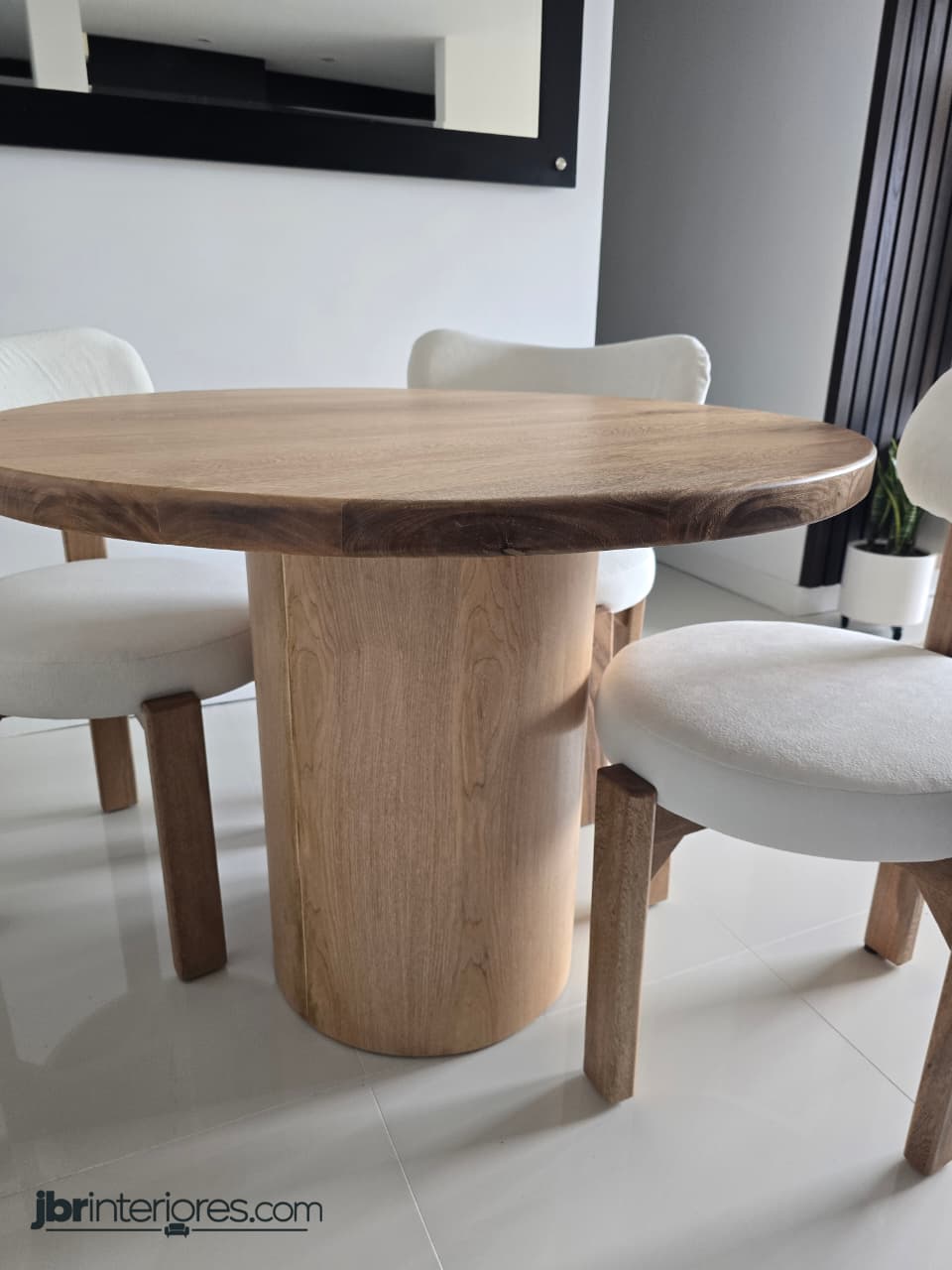 Comedor Redondo Encuentro JBR en Roble – Minimalista de 4 Puestos.⠋
