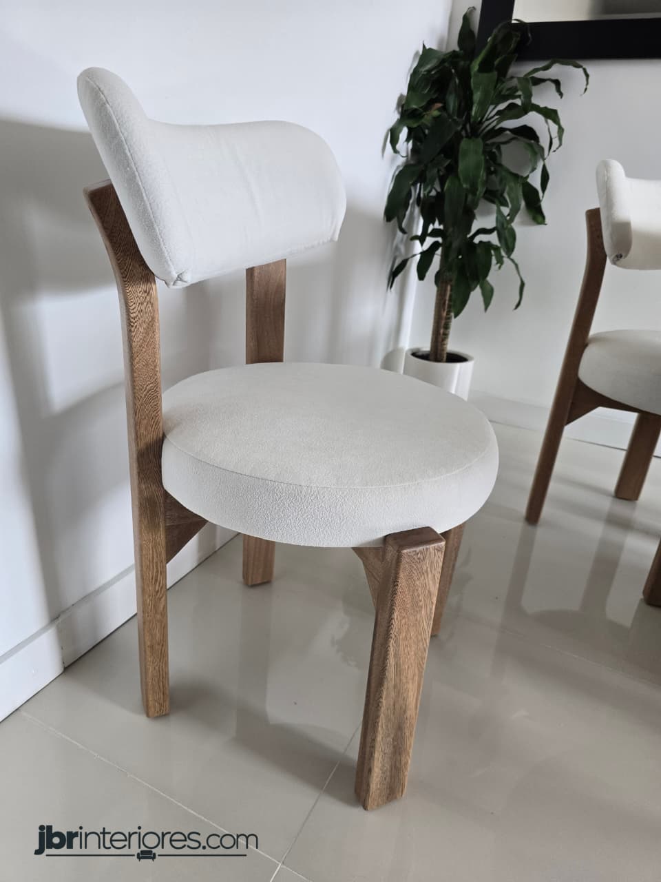 Comedor Redondo Encuentro JBR en Roble – Minimalista de 4 Puestos.⠋